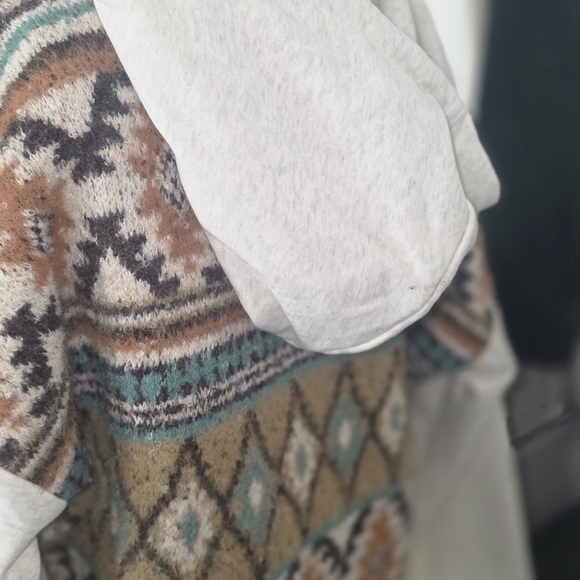 Hooded Sweater with Geometric Pattern - Picture 4 of 7